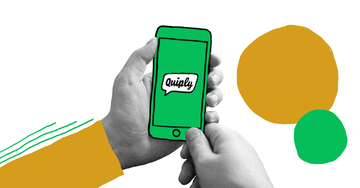 Eine Person hält ein Smartphone mit der Quiply Plattform. Die Mitarbeiter App funktioniert wie ein Social Intranet.