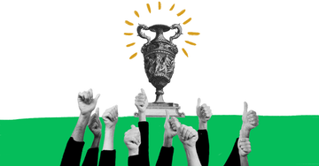 Mitarbeiterbindung und Erfolg mit die Mitarbeiter-App. Trophäe wird von Daumen-hoch-Händen hochgehalten