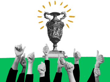 Trophäe wird von Daumen-hoch-Händen hochgehalten, was Mitarbeitermotivation und Erfolg mit die Mitarbeiter-App symbolisiert