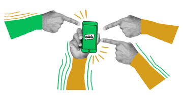 Finger zeigen auf ein Smartphone mit der Quiply Plattform. Auf dem Bildschirm ist die Mitarbeiter App, die als Social Intranet fungiert.