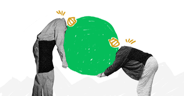 Mitarbeiterbindung: Zwei Angestellte, die einen schweren Ball tragen.